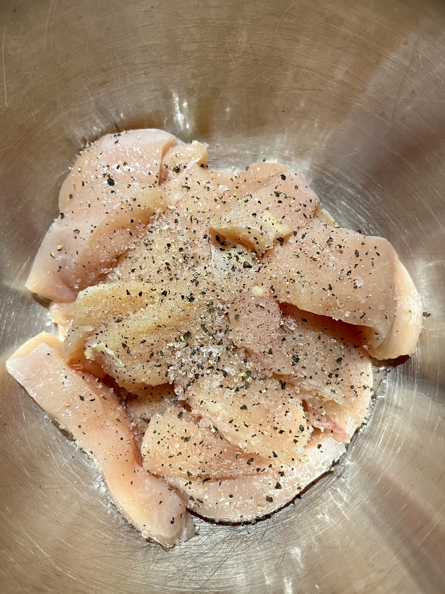 鶏胸肉に塩、こしょう、砂糖、にんにく、レモン(皮・果汁)、白ワイン、タイム、オリーブオイルを入れて混ぜる。