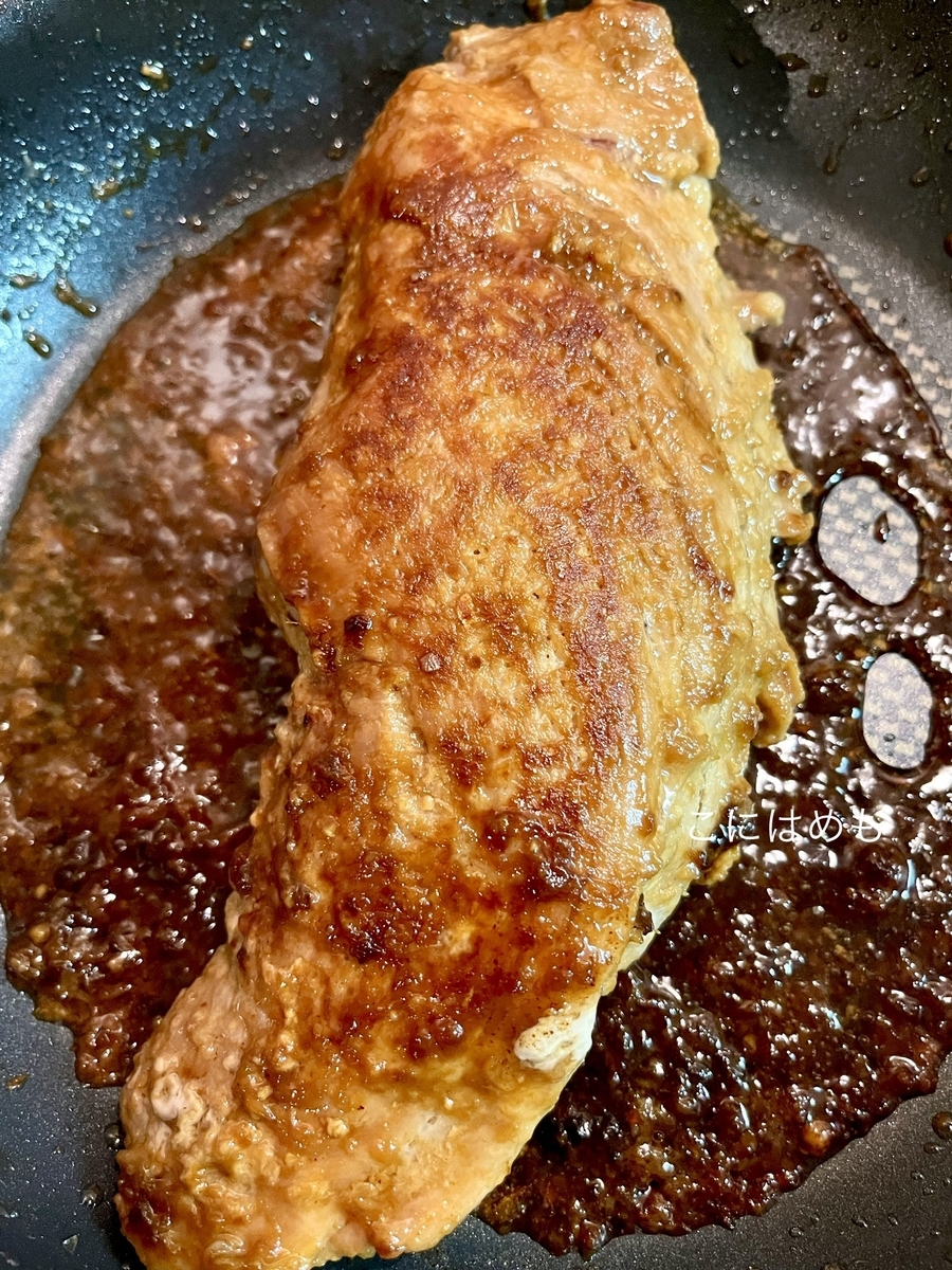 フタをして焼き、酒(または白ワイン)を足してソースを作る。