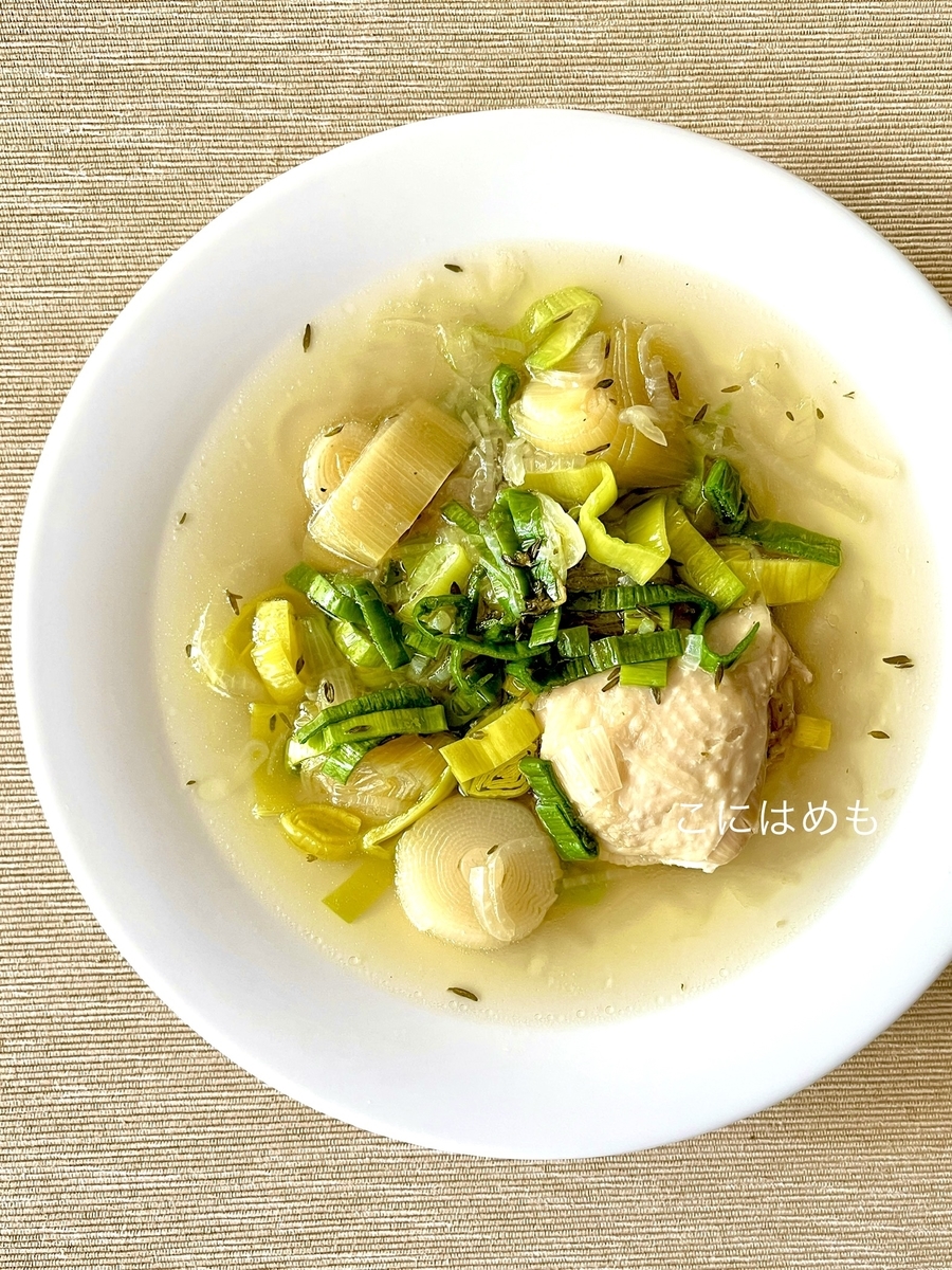 お鍋に具材を詰めて作る！簡単「鶏肉とポロネギのオニオンスープ」