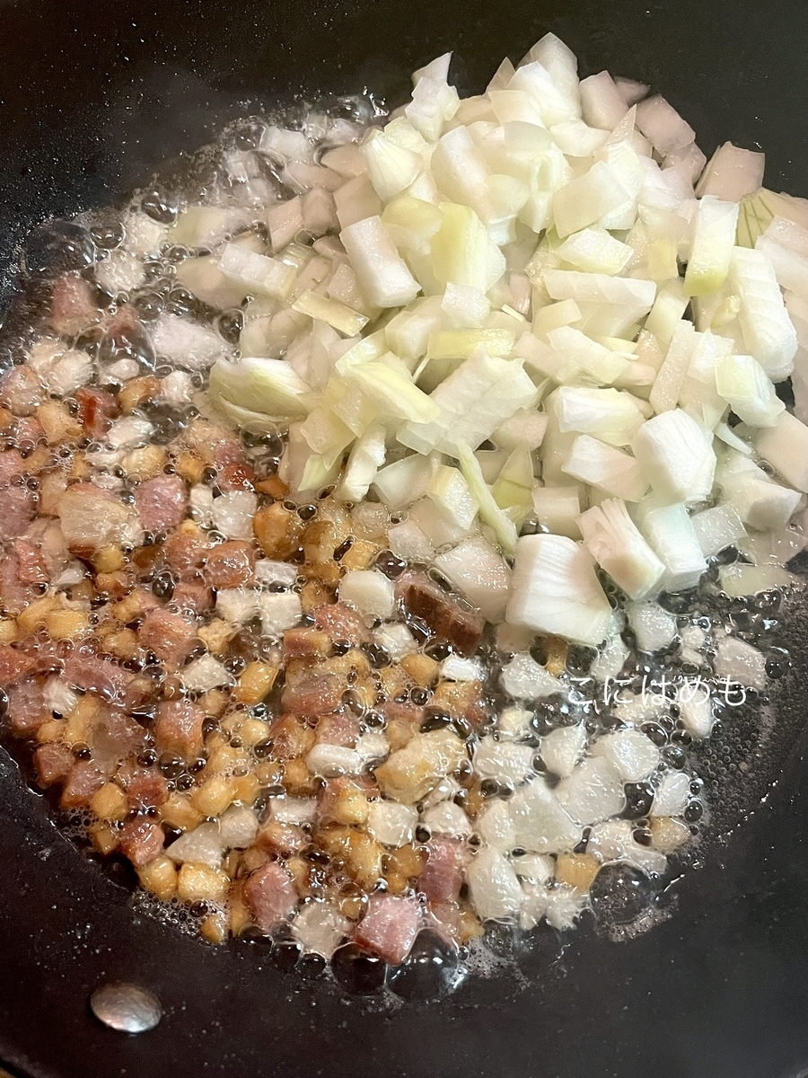 にんにく、玉ねぎを炒める。