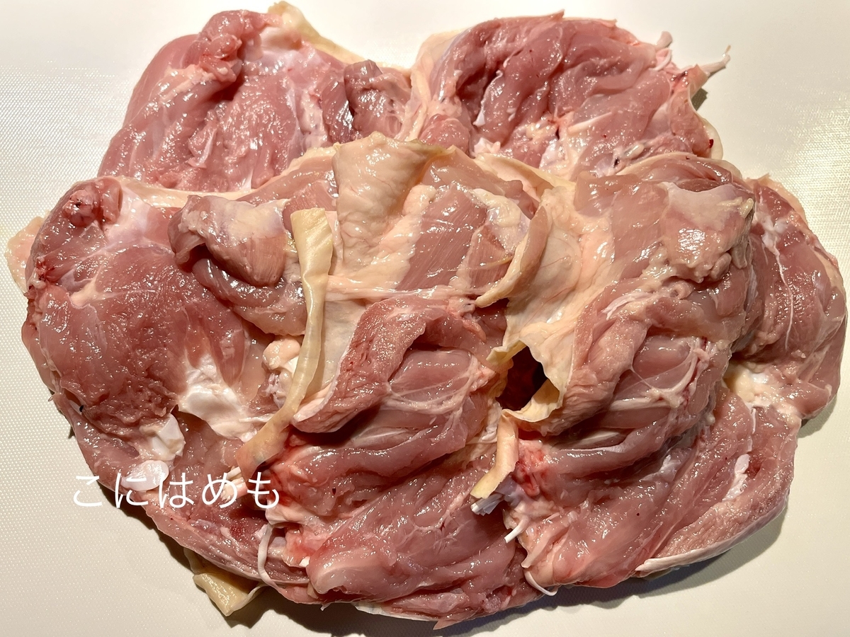 切り分けた「鶏モモ肉」と取り除いた骨。