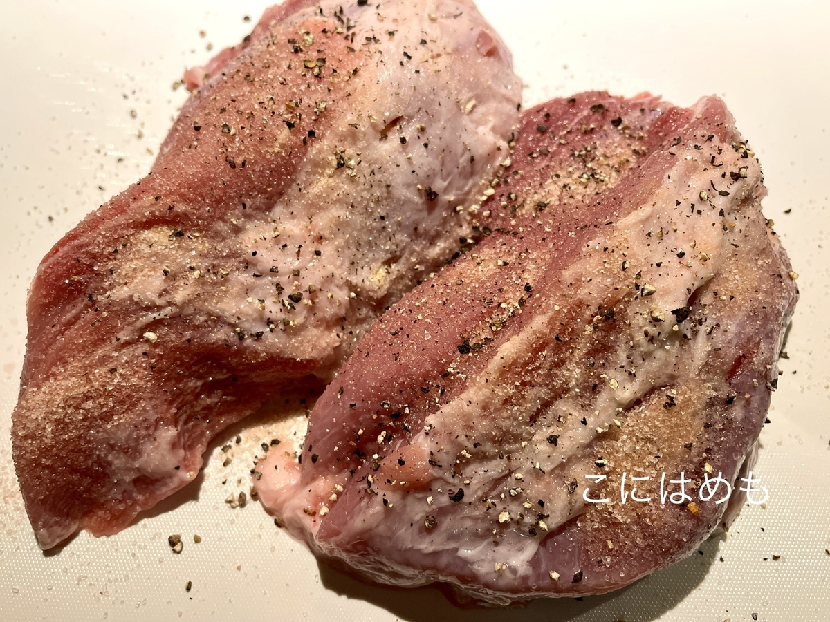 豚かたまり肉にナイフで穴を開けて、にんにくを詰めて、塩、こしょうする。