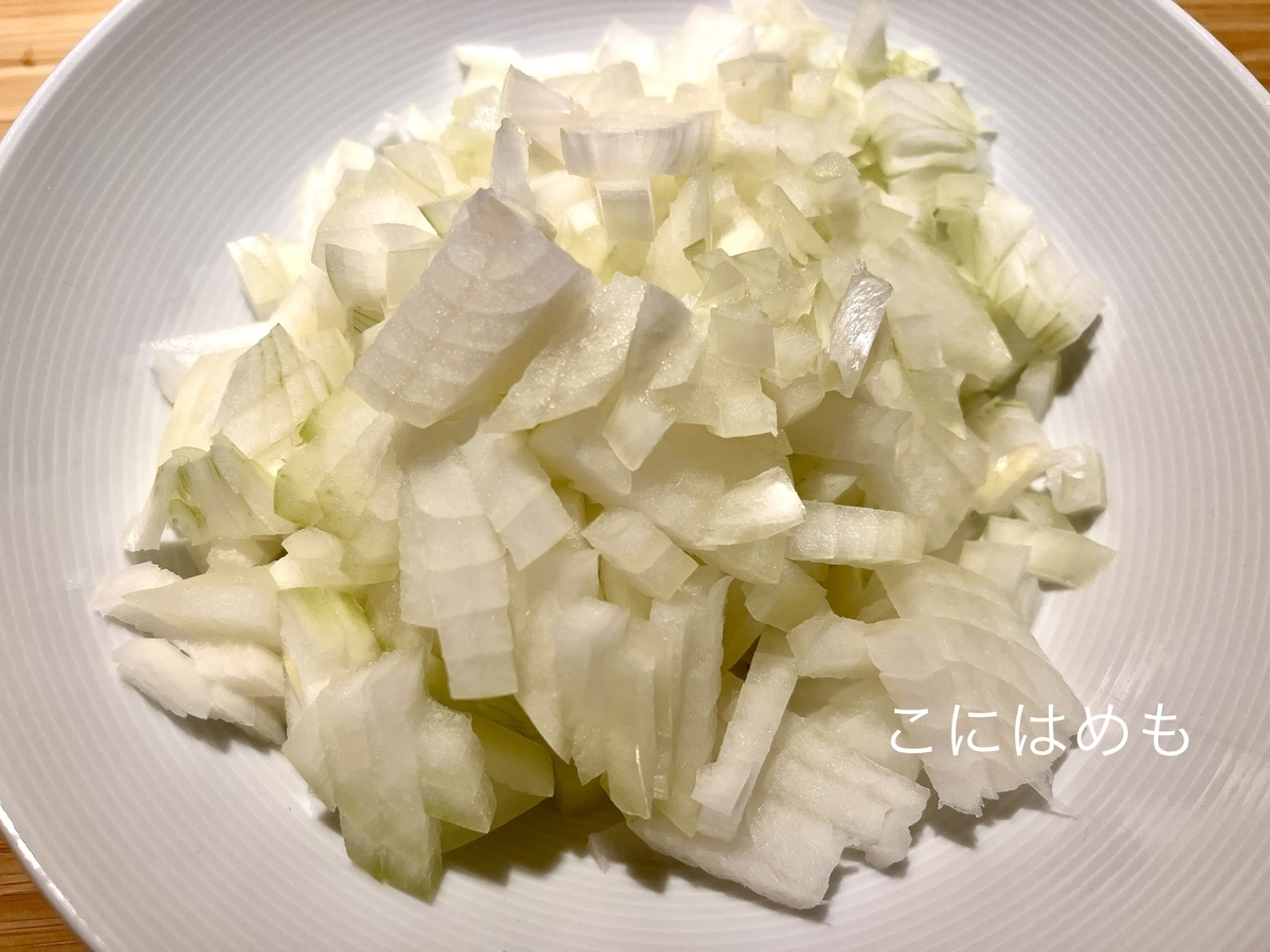 先にお野菜を小さい角切りにして用意する。