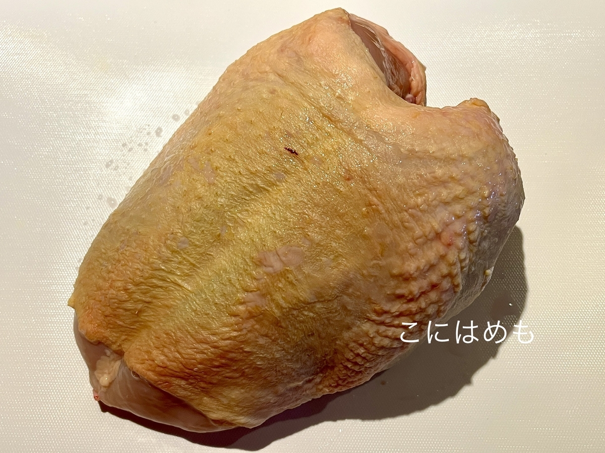 今回使用する骨付きの鶏胸肉。