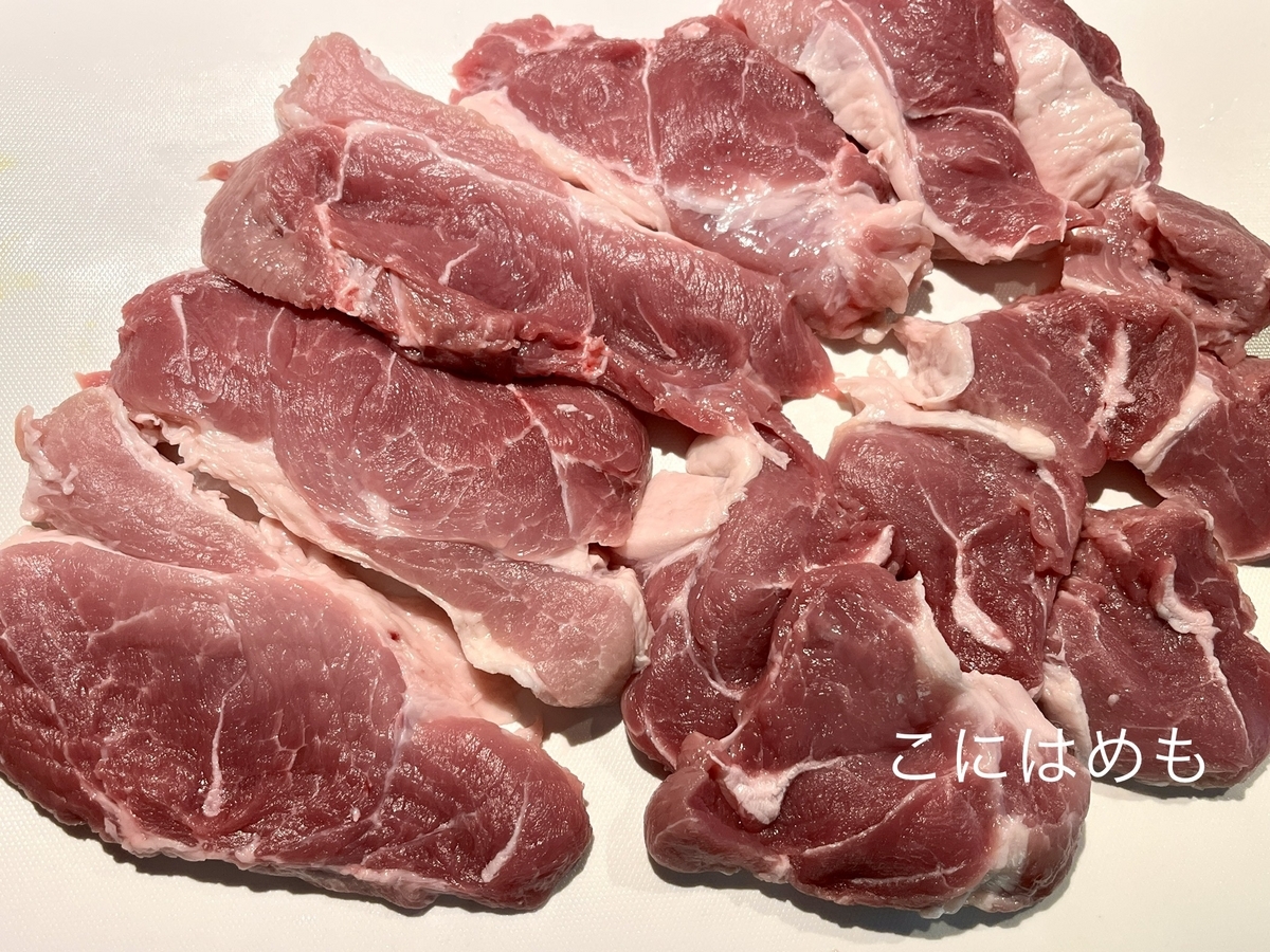 豚肉を1〜1.5cmの厚さにカットして、 塩、黒こしょうをする。