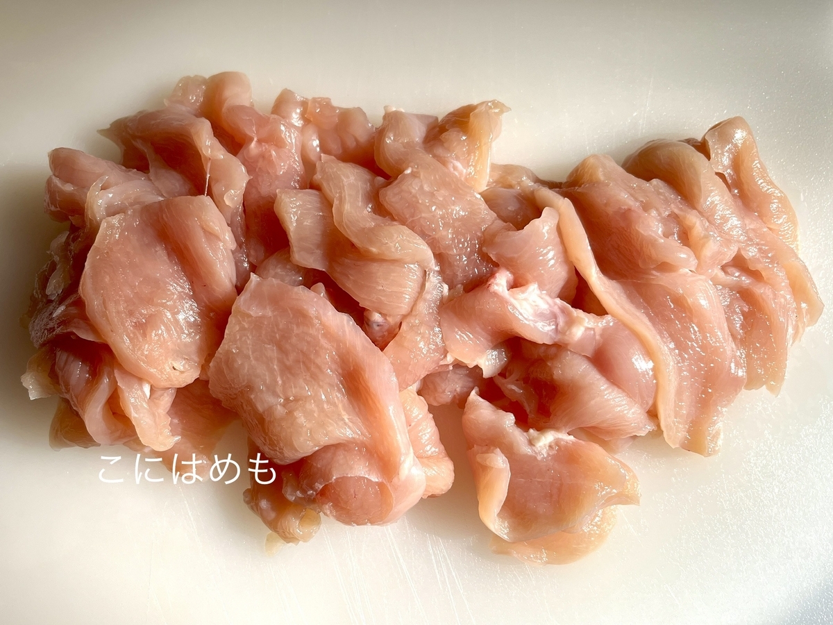 鶏胸肉を薄くそぎ切りにする。