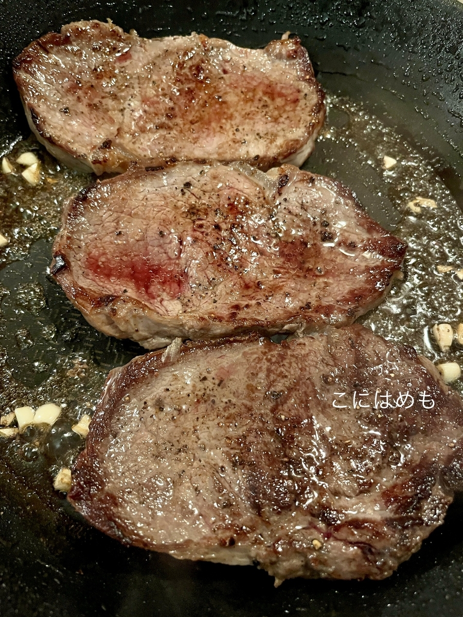 牛肉を片面焼き、その後にんにくと一緒に焼く。