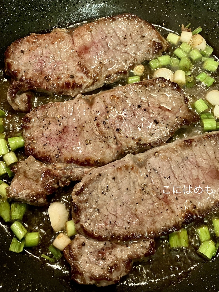 牛肉を片面焼き、もう片面を葉にんにくと一緒に焼く。