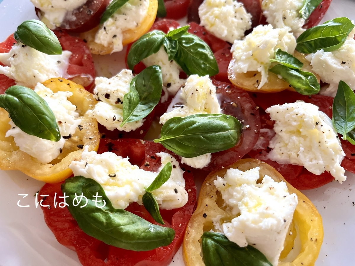 モッツァレラチーズをちぎって作る！簡単「Caprese:カプレーゼ」