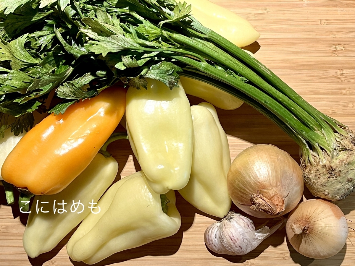 使用するお野菜「パプリカ、セロリの葉、玉ねぎ、にんにく」