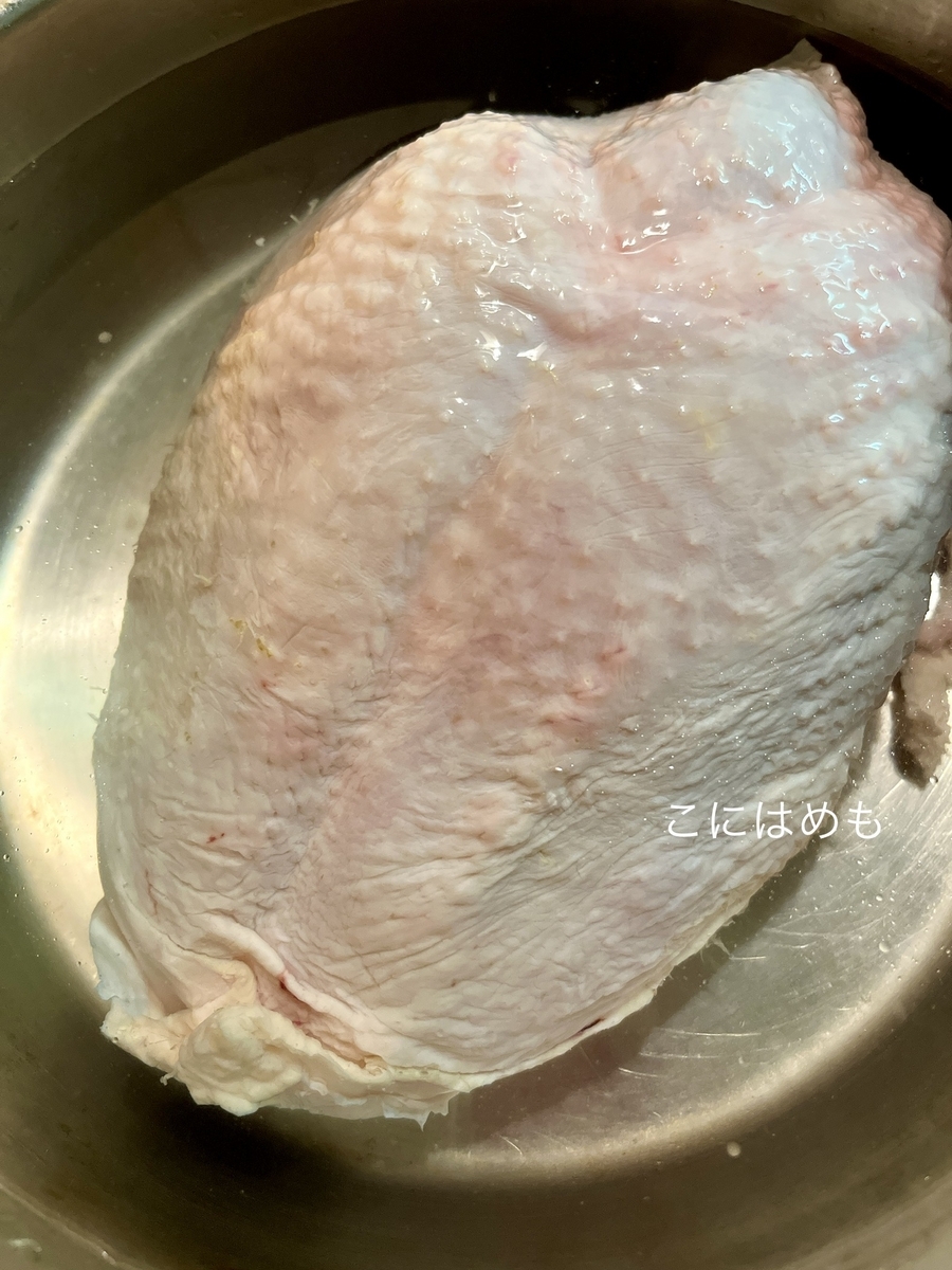 圧力鍋に鶏胸肉、お水を入れて火にかけて、アクを取る。