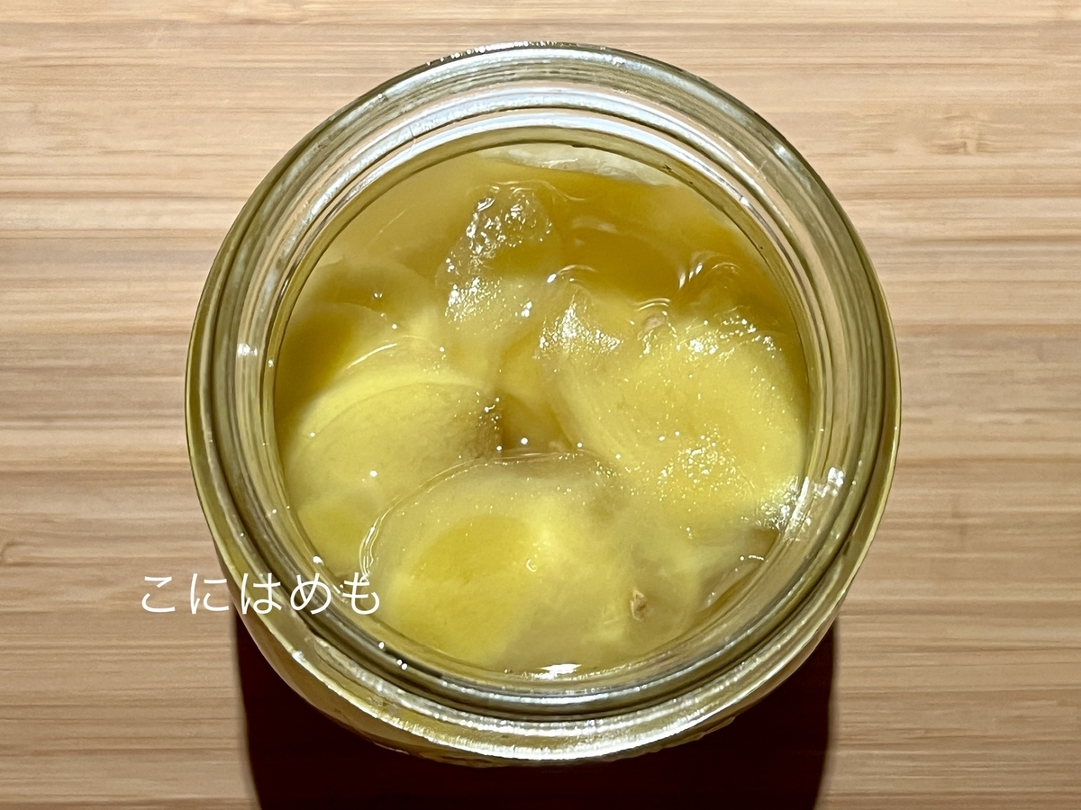 瓶に新生姜、甘酢を入れる。