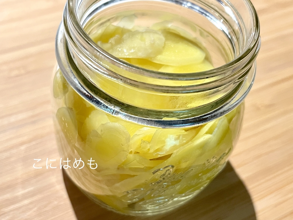 瓶に新生姜、甘酢を入れる。
