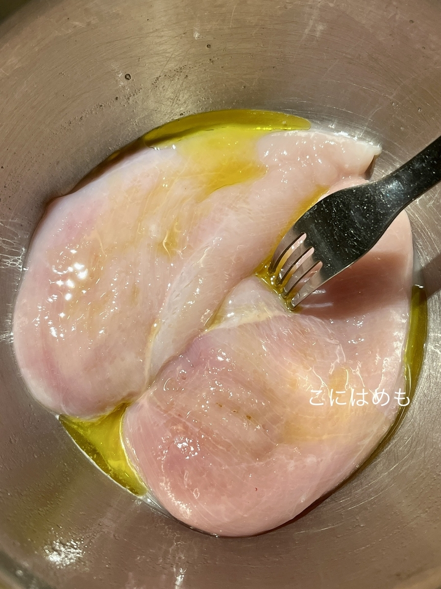 鶏胸肉を簡単にしっとりと仕上げる下味のつけ方。
