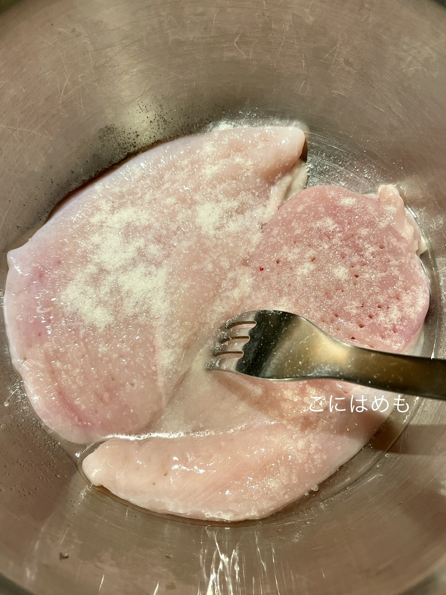 塩、砂糖、酒(または白ワイン)で下味をつける。