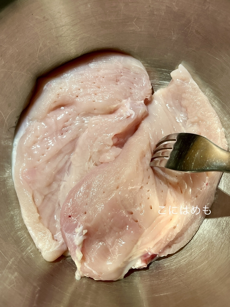 鶏胸肉にフォークで穴を開ける。