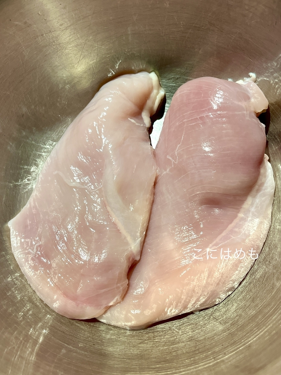 鶏胸肉にフォークで穴を開ける。