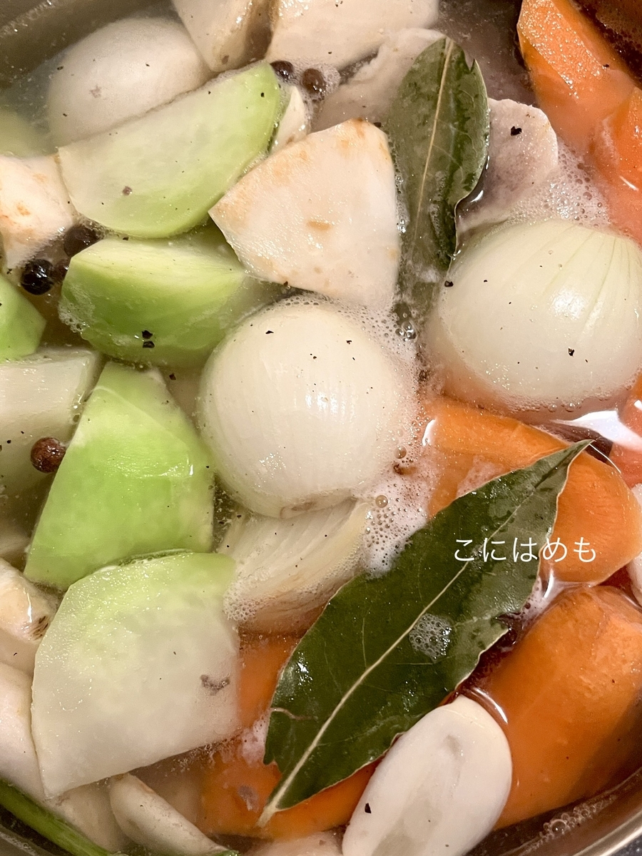 お野菜、スパイス、白ワインを入れて加圧30分。