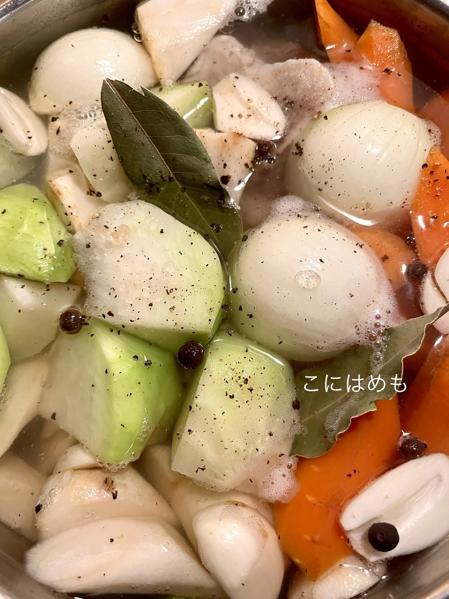 お野菜、スパイス、白ワインを入れて加圧30分。