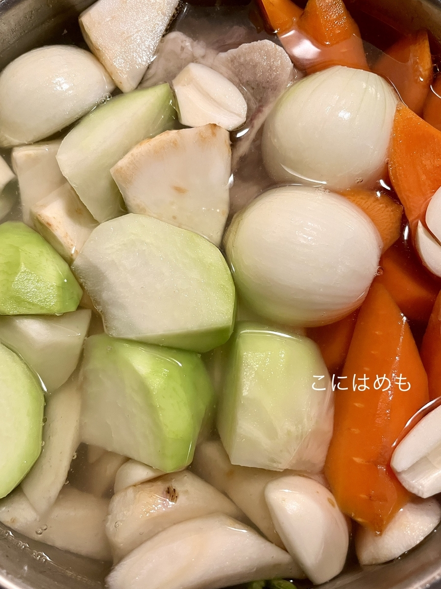 お野菜、スパイス、白ワインを入れて加圧30分。