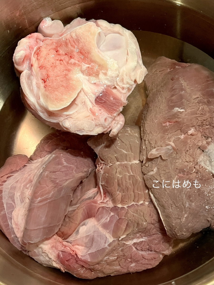 圧力鍋に牛肉、牛骨、お水を入れて沸騰させてアクを取る。