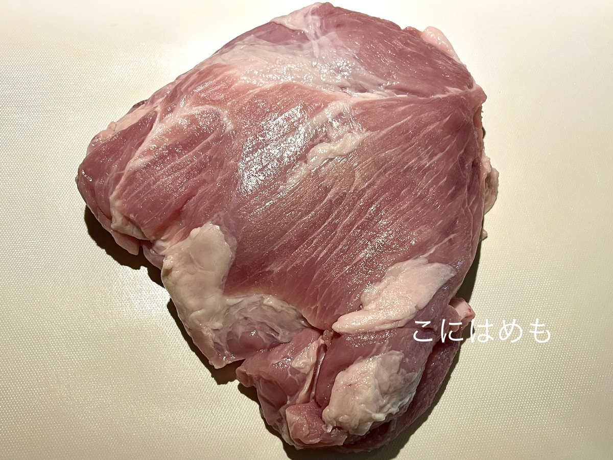 豚ブロック肉を焼きやすい大きさにカットする。