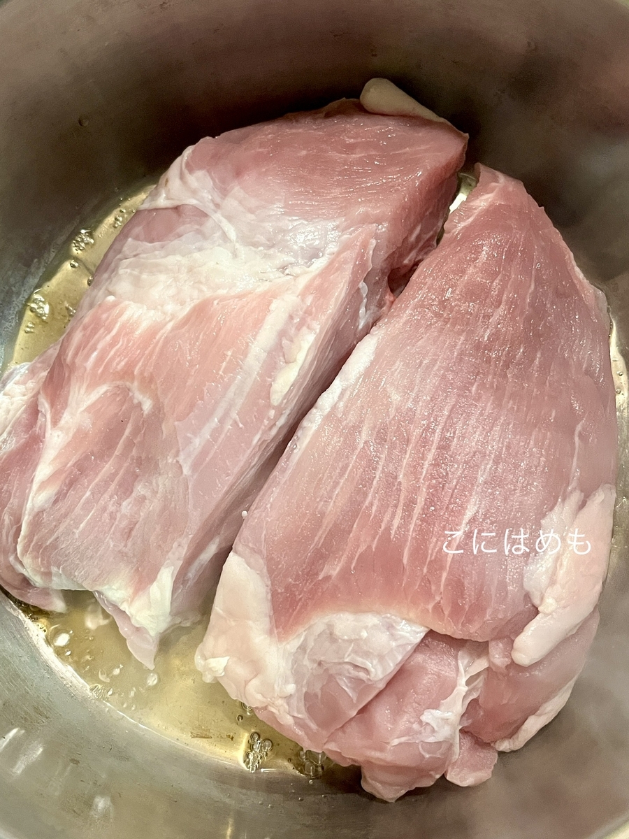 圧力鍋にごま油を入れて、お肉の表面を焼く。