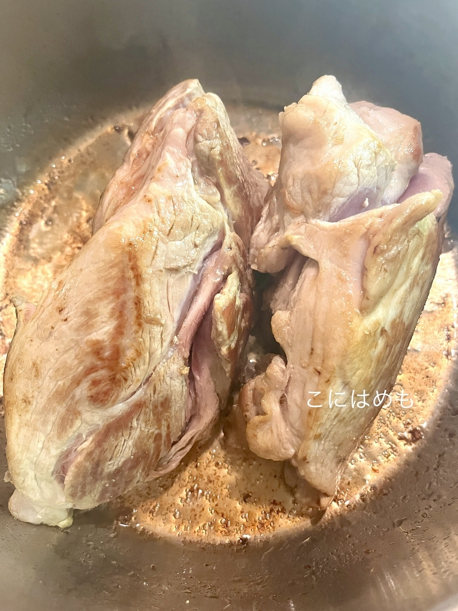 圧力鍋にごま油を入れて、お肉の表面を焼く。