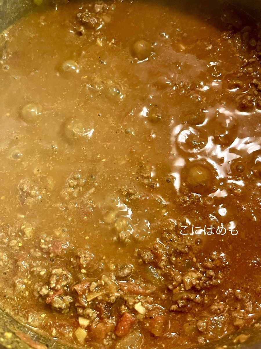 カレースパイス、ヨーグルトを入れる。