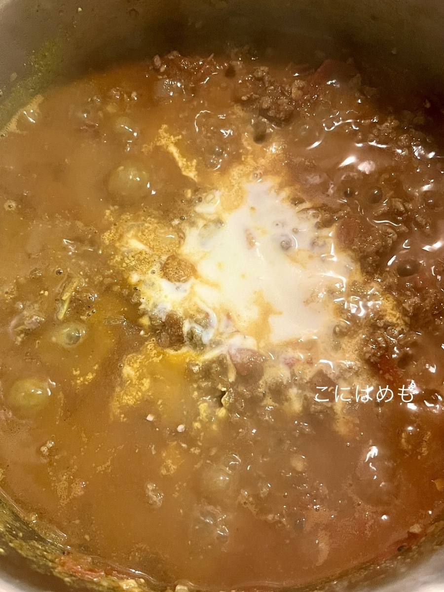 カレースパイス、ヨーグルトを入れる。