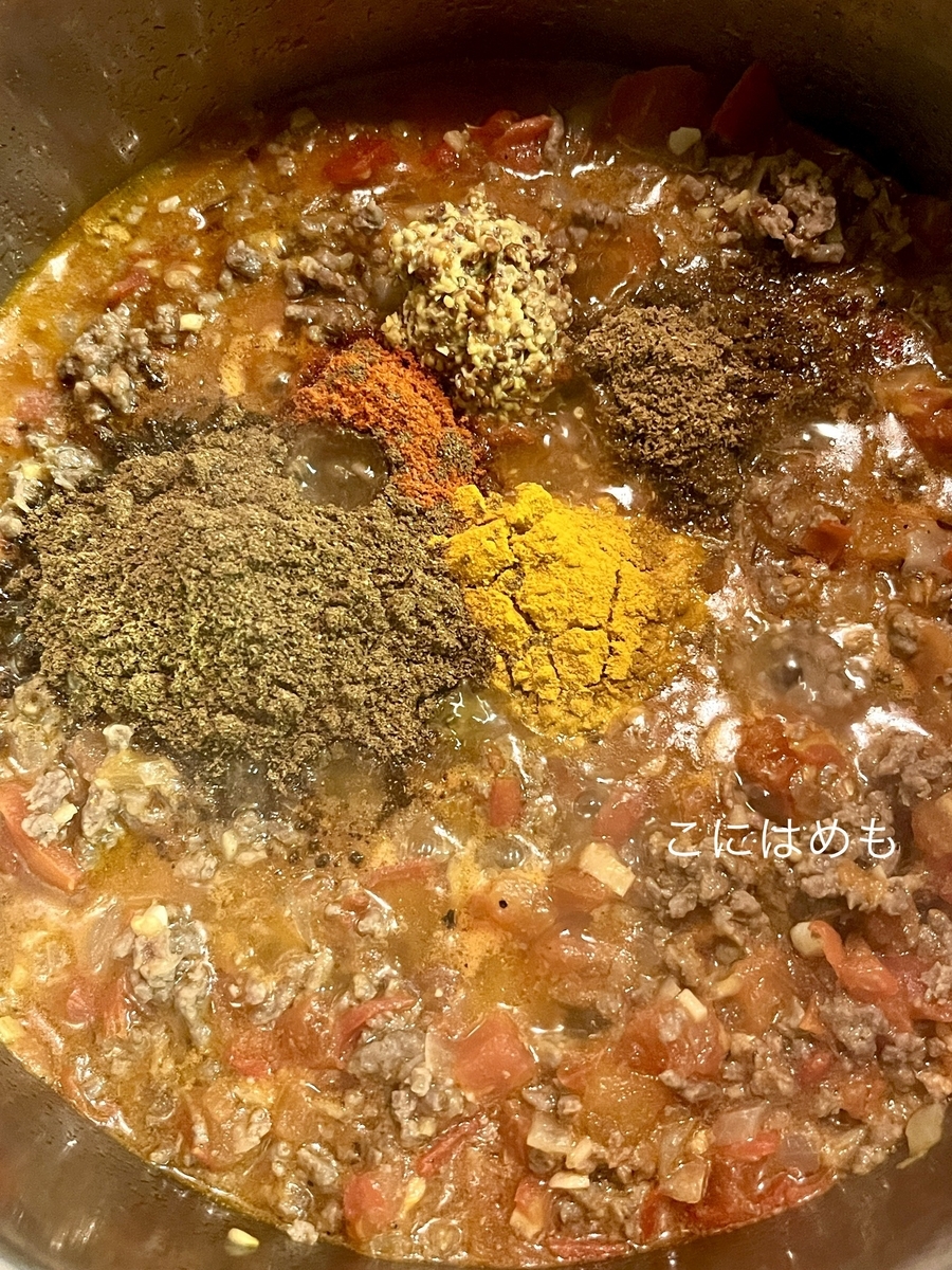 カレースパイス、ヨーグルトを入れる。