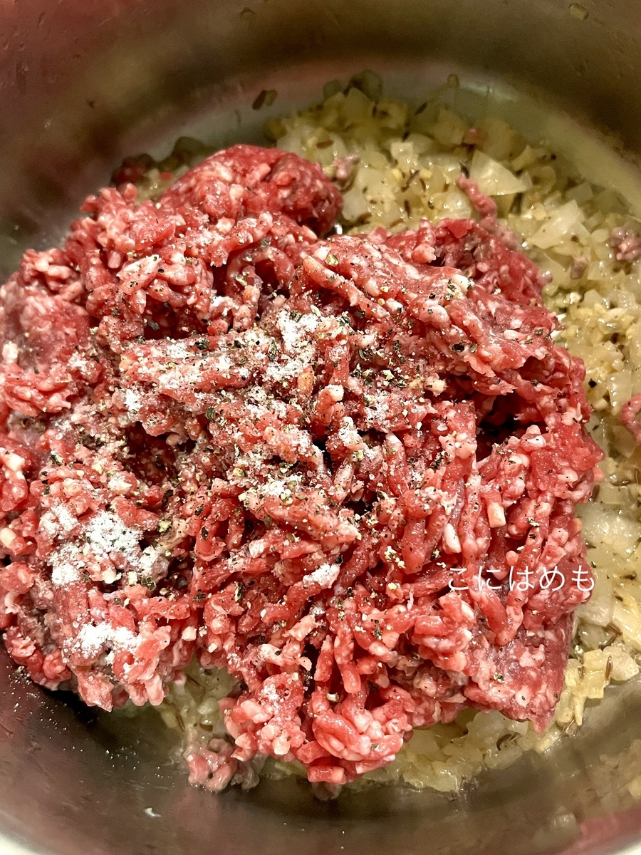 ひき肉をしっかりと炒めることがポイント。