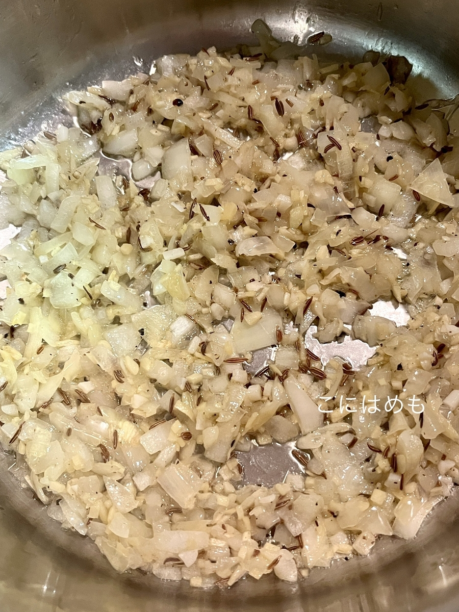 玉ねぎ、塩、こしょうをして炒める。
