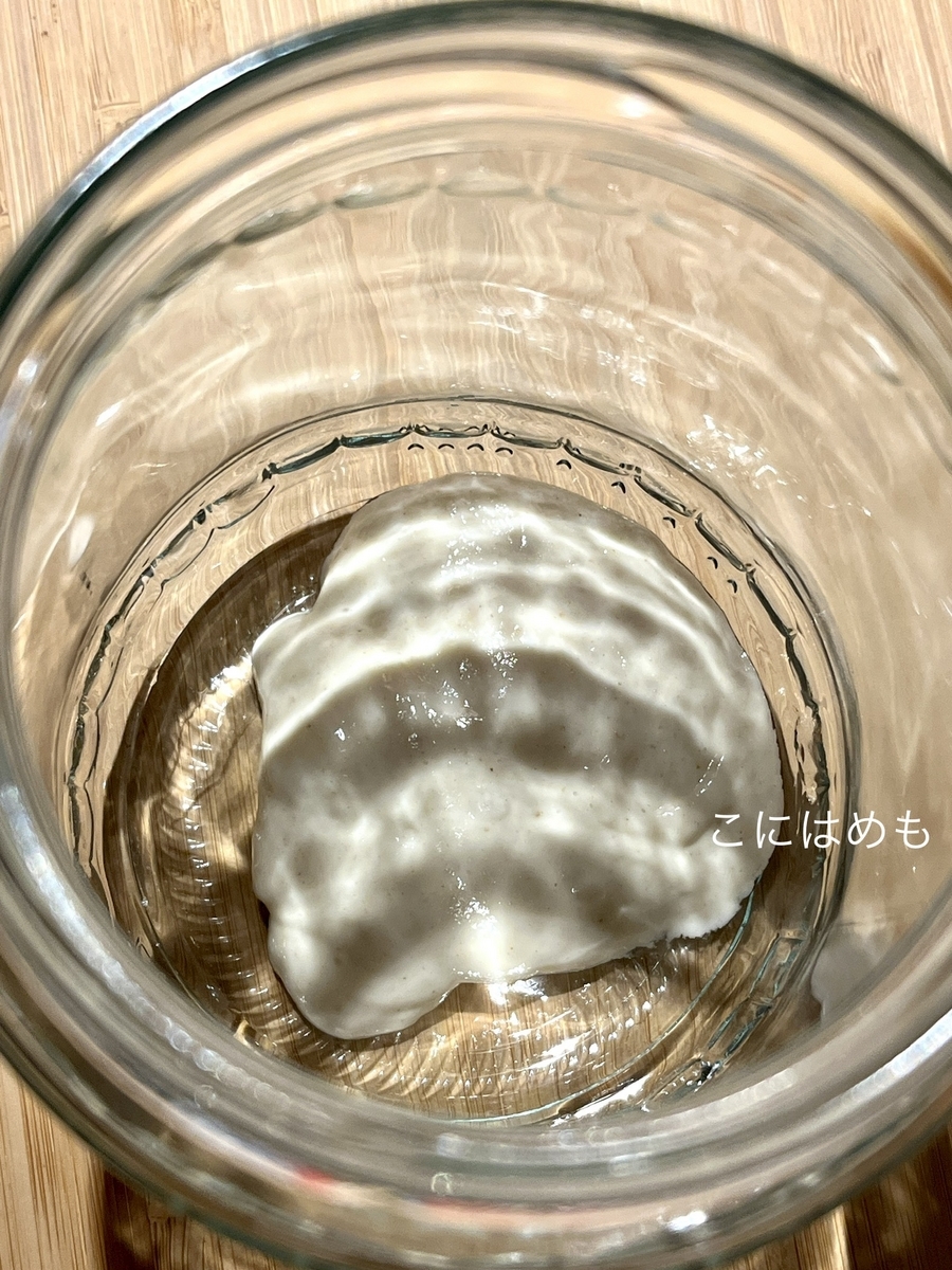 天然酵母パンに使用する「天然酵母」を用意する。