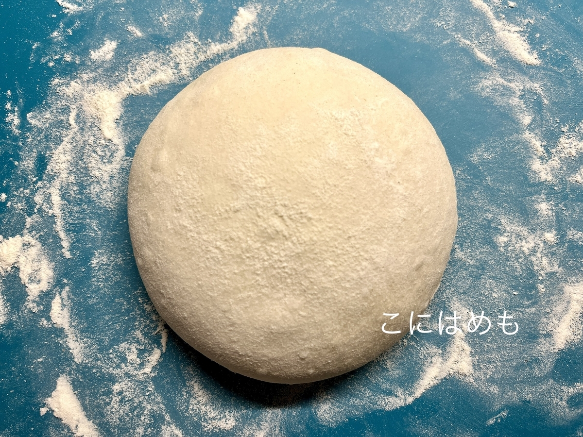 両手で優しく包みながら丸く形を整える。