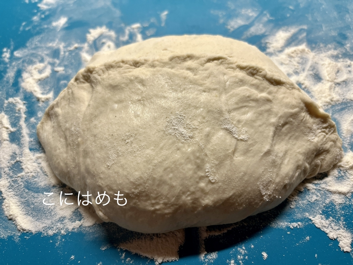 半分に折りたたみ、パン生地をしっかりと閉じる。