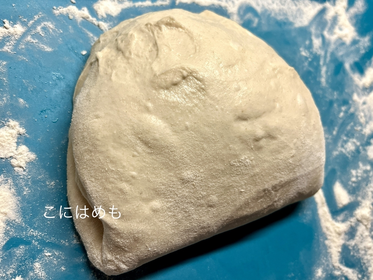 半分に折りたたみ、パン生地をしっかりと閉じる。