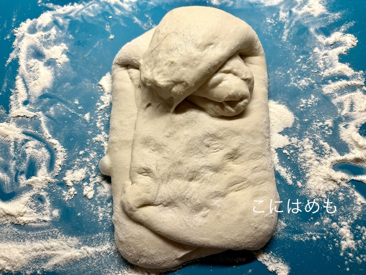 パン生地を交差するように折り畳む。