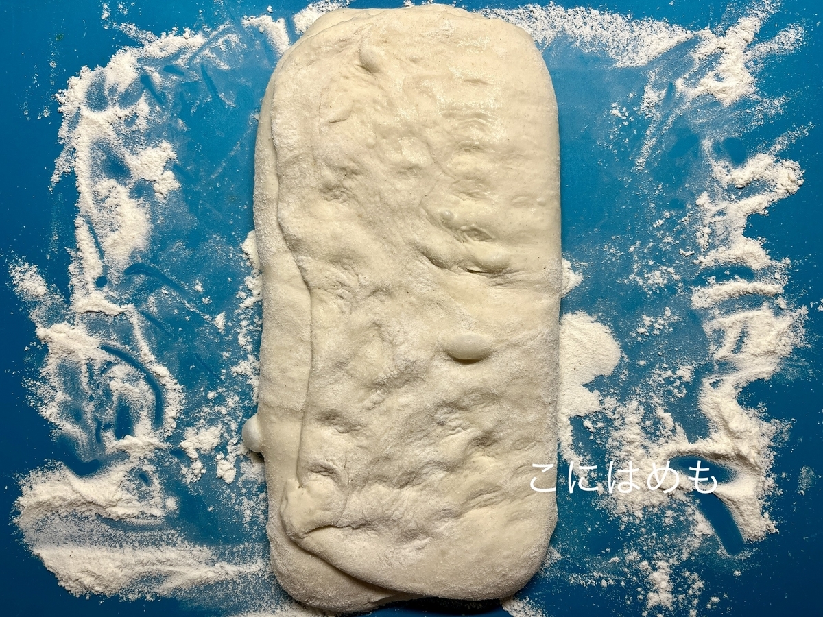 三つ折りにして、水で濡らした指でぽんぽんとパン生地を押す。
