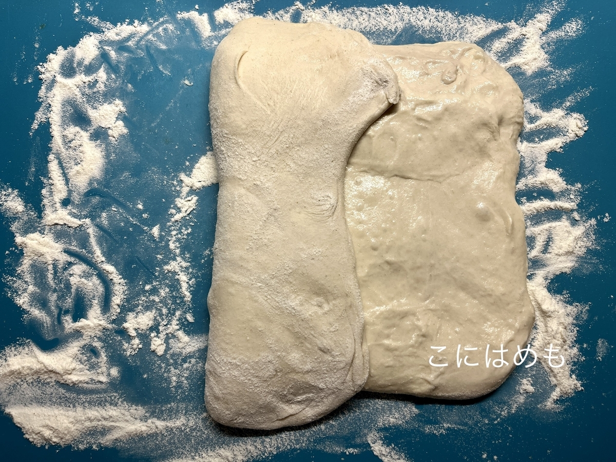 三つ折りにして、水で濡らした指でぽんぽんとパン生地を押す。