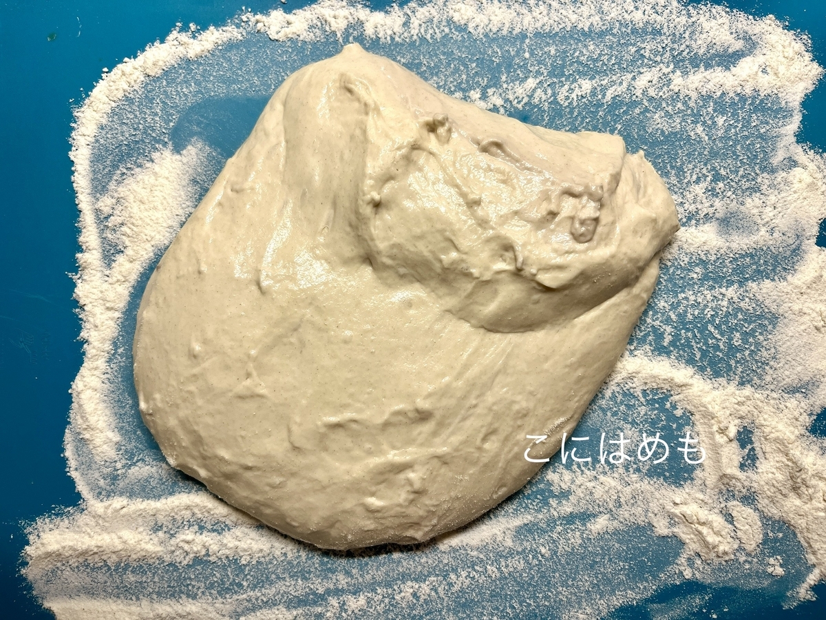 打ち粉をした台の上でパン生地を長方形に伸ばす。