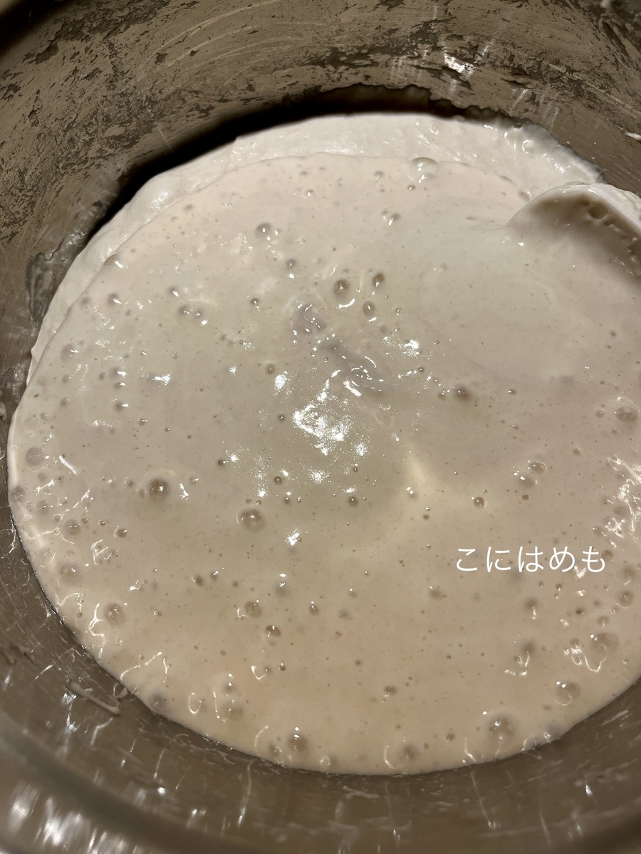 元気な天然酵母を混ぜる。