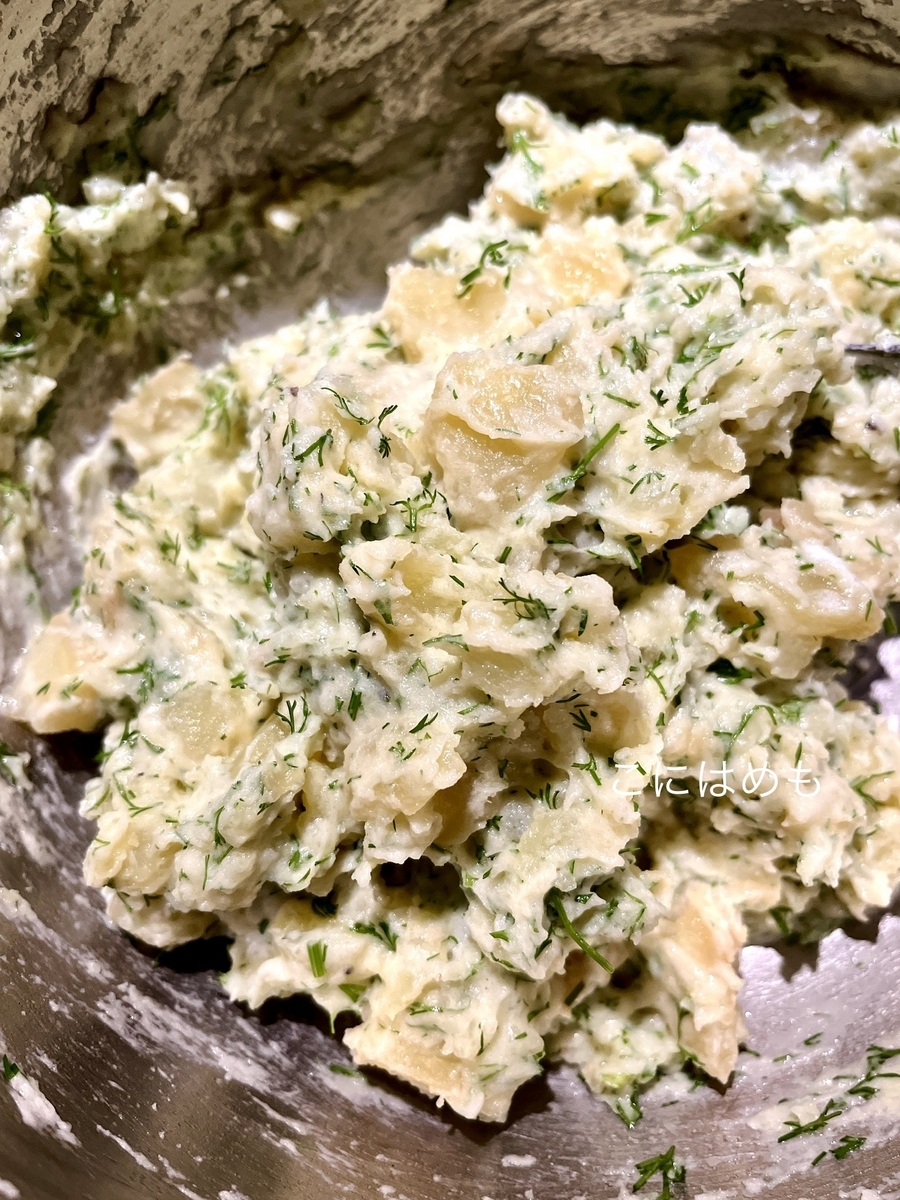 調味料、ディル、オリーブオイルを混ぜる。