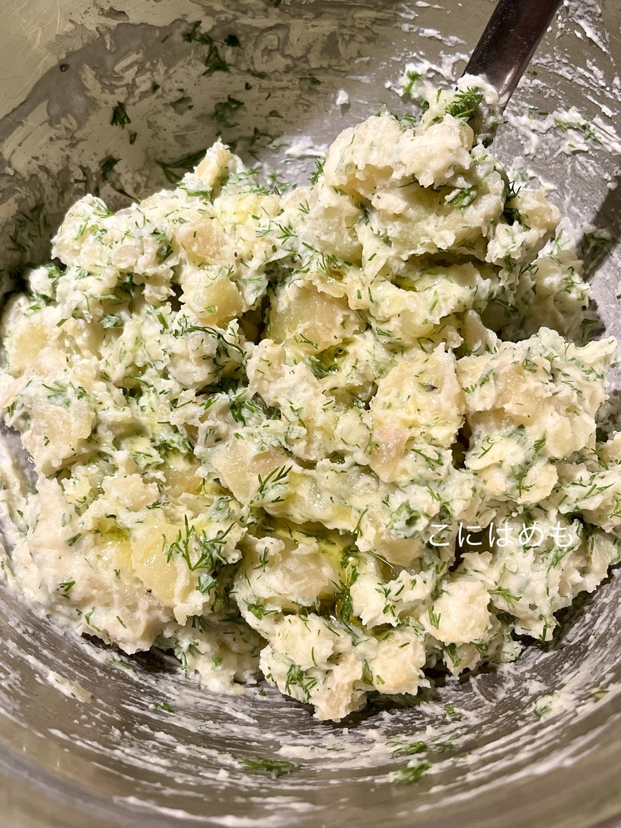 調味料、ディル、オリーブオイルを混ぜる。
