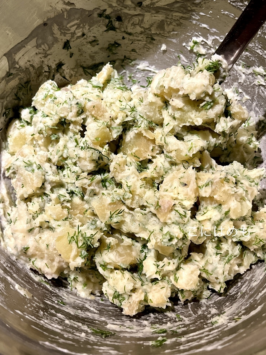 調味料、ディル、オリーブオイルを混ぜる。