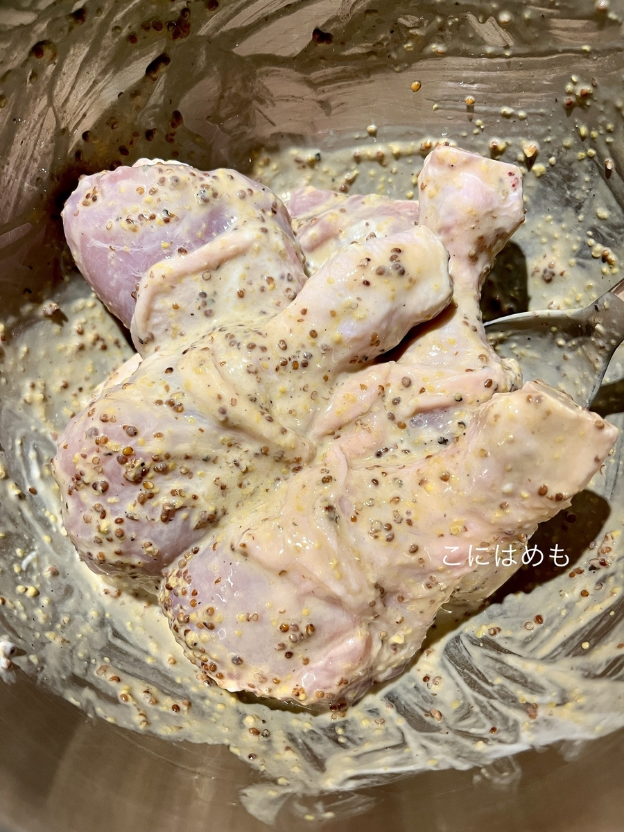 鶏肉(手羽元)に調味料を混ぜる。
