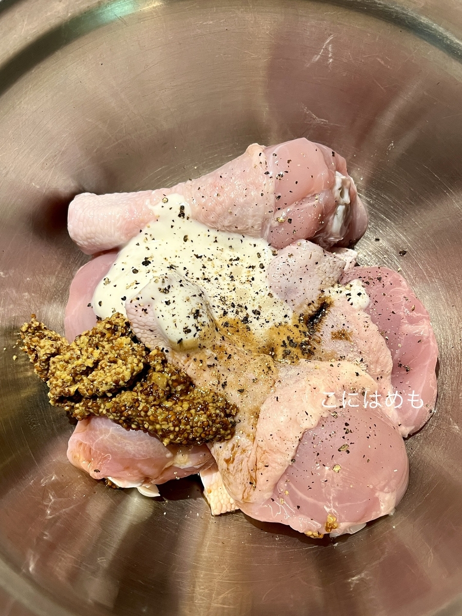 鶏肉(手羽元)に調味料を混ぜる。
