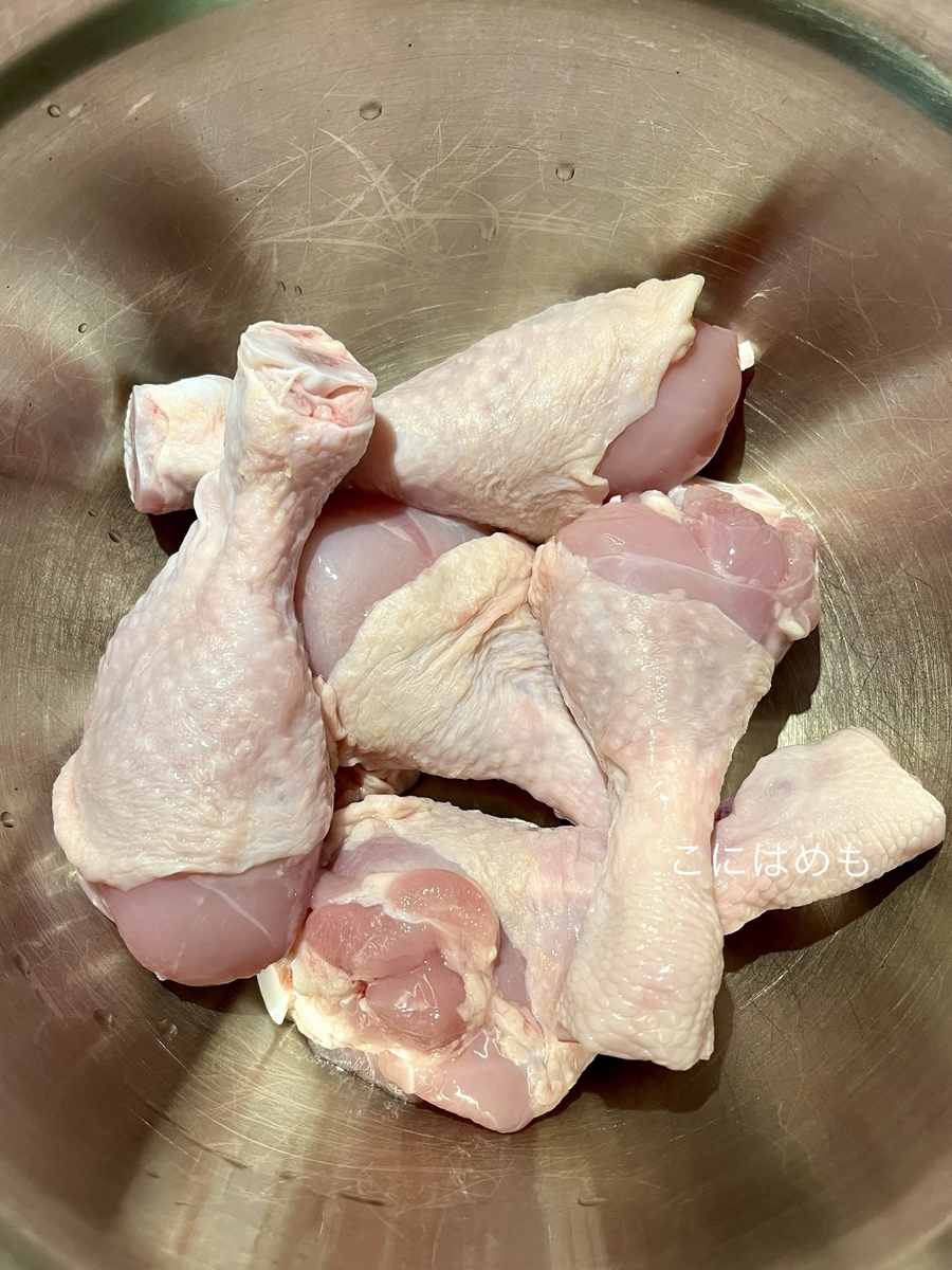 鶏肉(手羽元)に調味料を混ぜる。