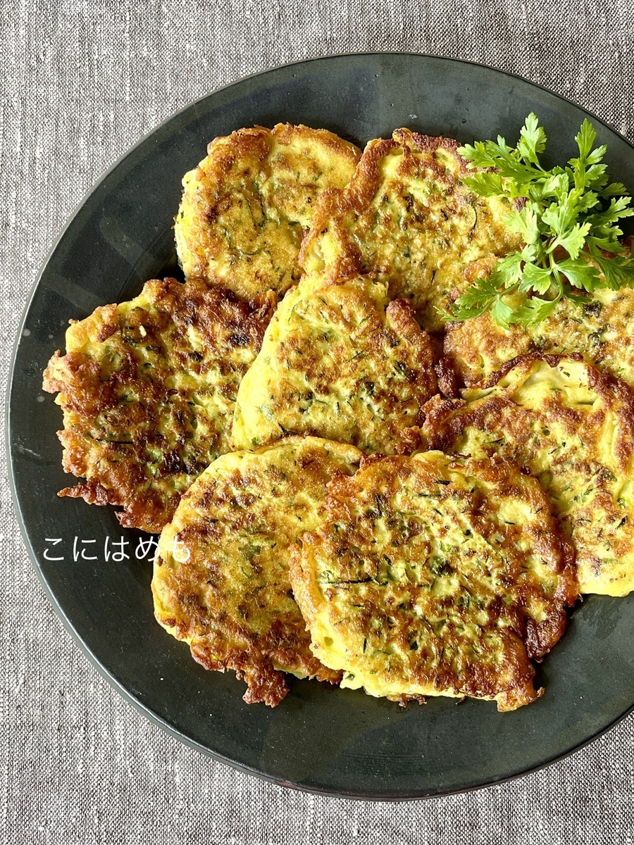 【ハンガリー料理】ズッキーニ大量消費・粗めのおろし金を使って作る！ズッキーニのパンケーキ「Cukkinis tócsni:ツッキーニシュ トーチニ」