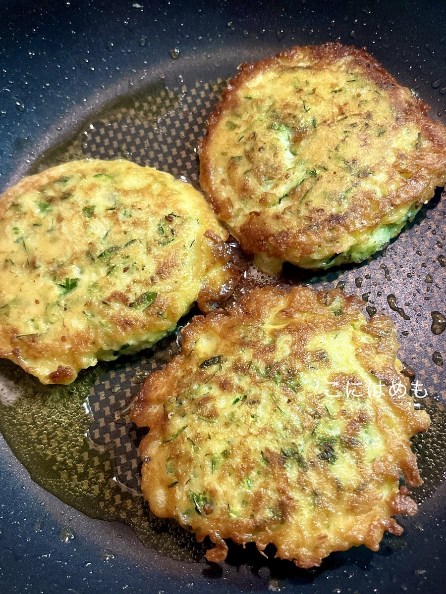 フライパンにオリーブオイルを入れて、丸くこんがりと焼く。